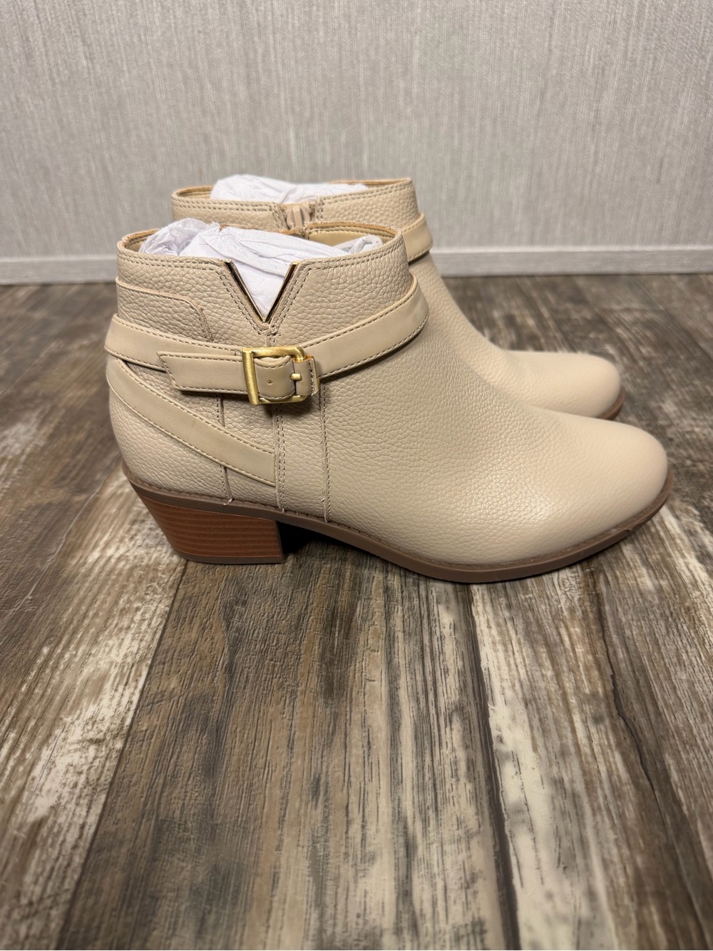 Vionic Cream Leather Ankle Bootie with Buckle Size 7 - Picture 8 of 16
